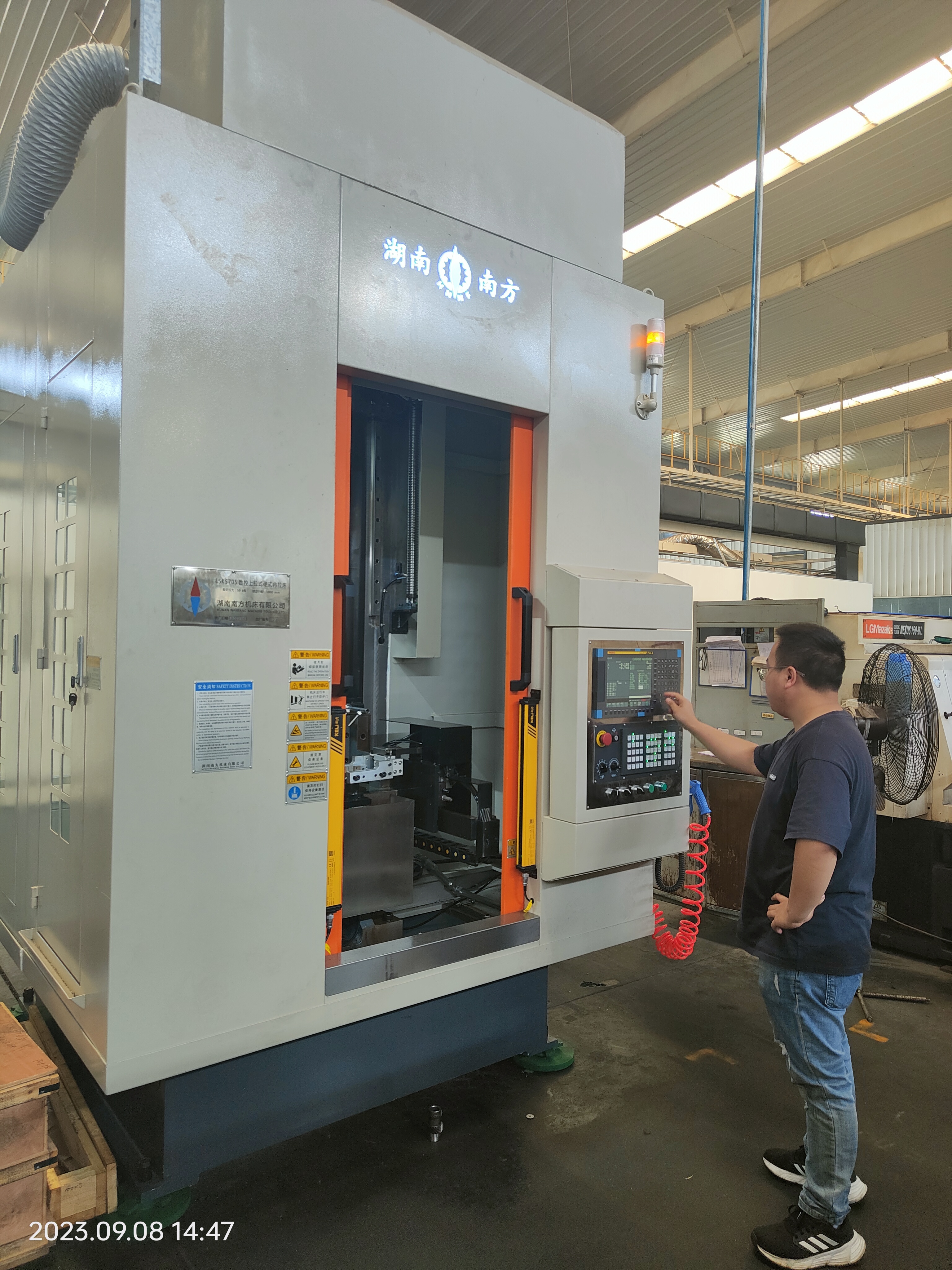 LSK5705高(gao)速數控(kòng)上拉式(shì)硬拉床(chuáng)