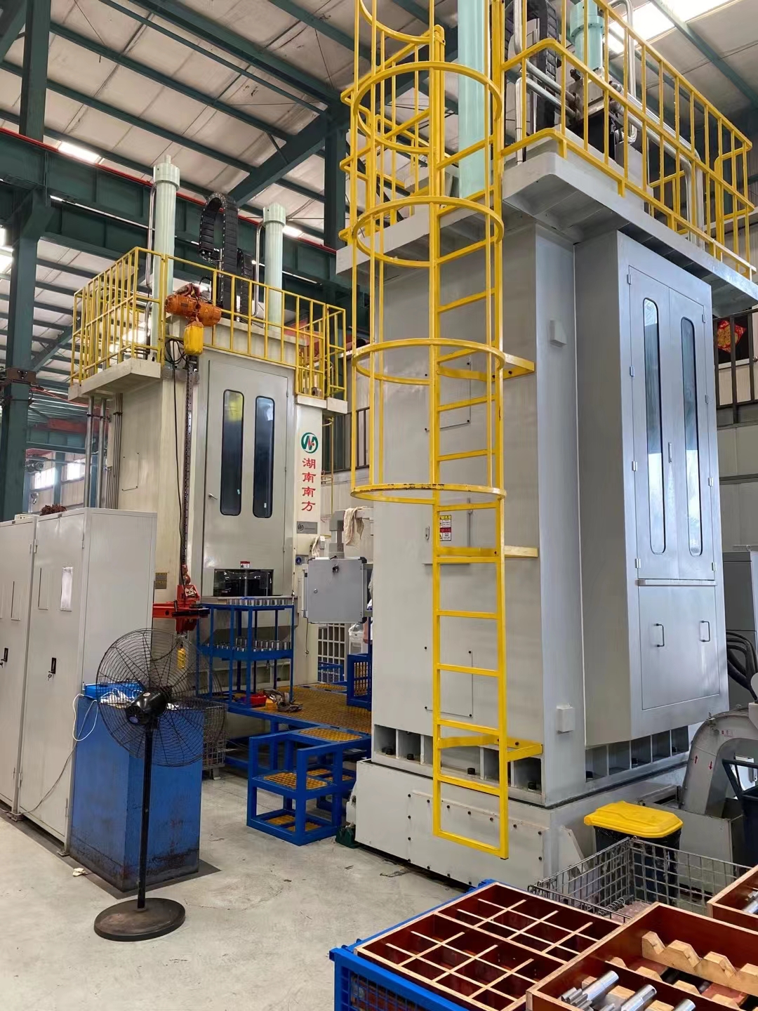 LG557系列(lie)雙導柱上拉(lā)式立式數控(kong)内拉床